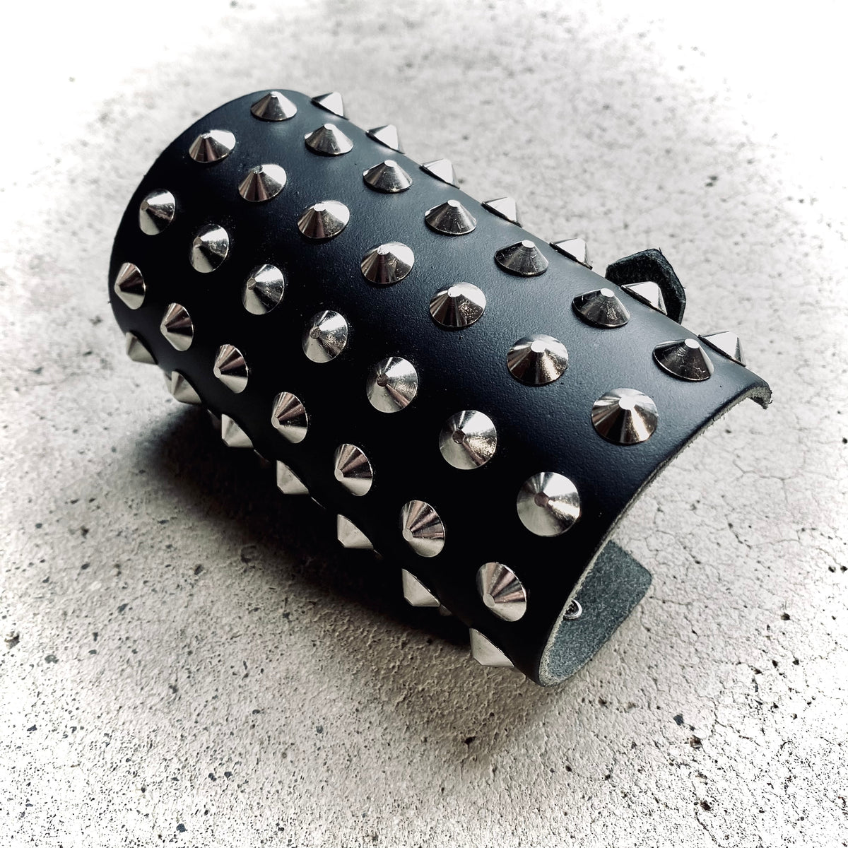 Wards Gauntlet Cone Studs Leather