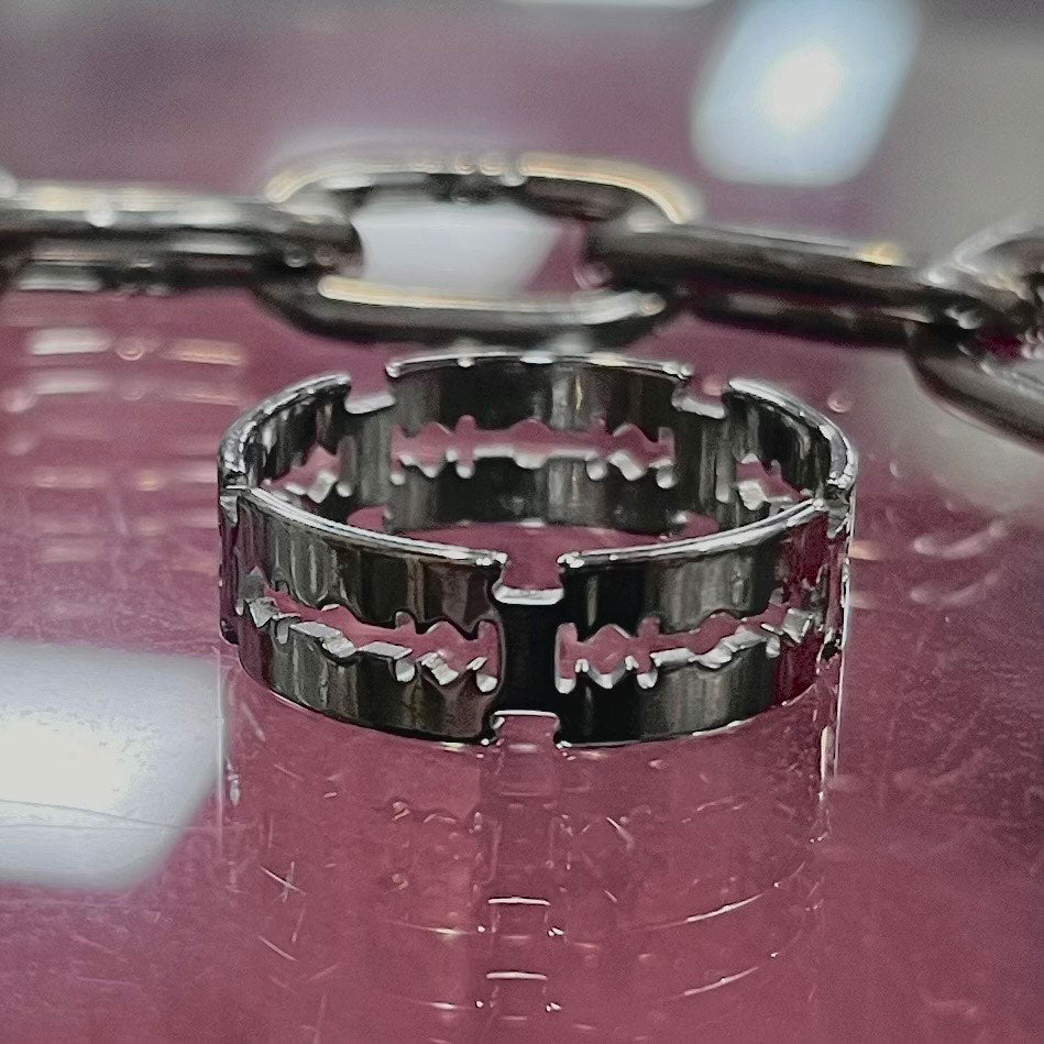 Cutthroat Razor Ring