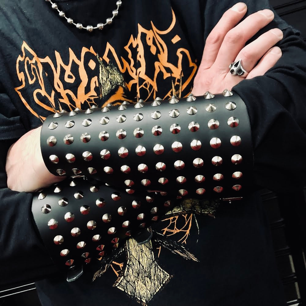 Disarm Leather Spike Gauntlet