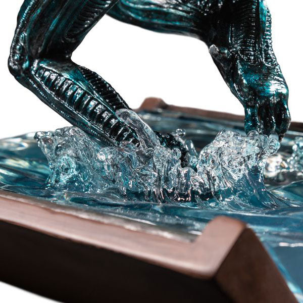 Aliens - Xenomorph Alien Water Attack Statue