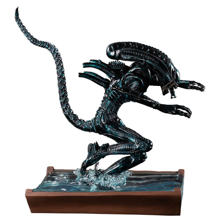 Aliens - Xenomorph Alien Water Attack Statue