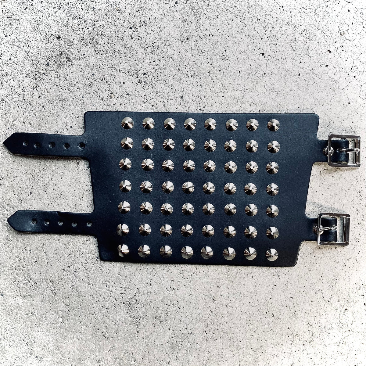 Wards Gauntlet Cone Studs Leather