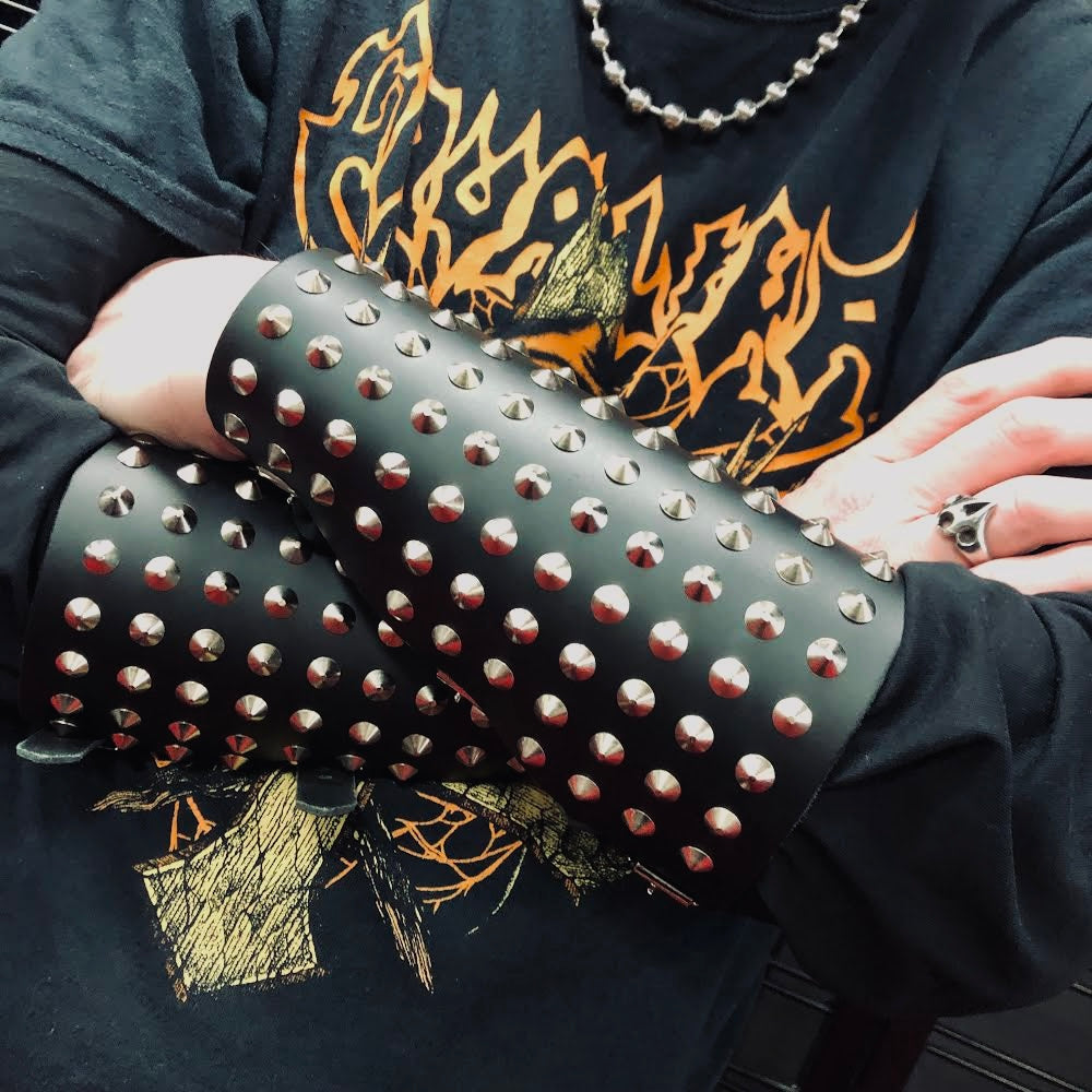 Disarm Leather Spike Gauntlet