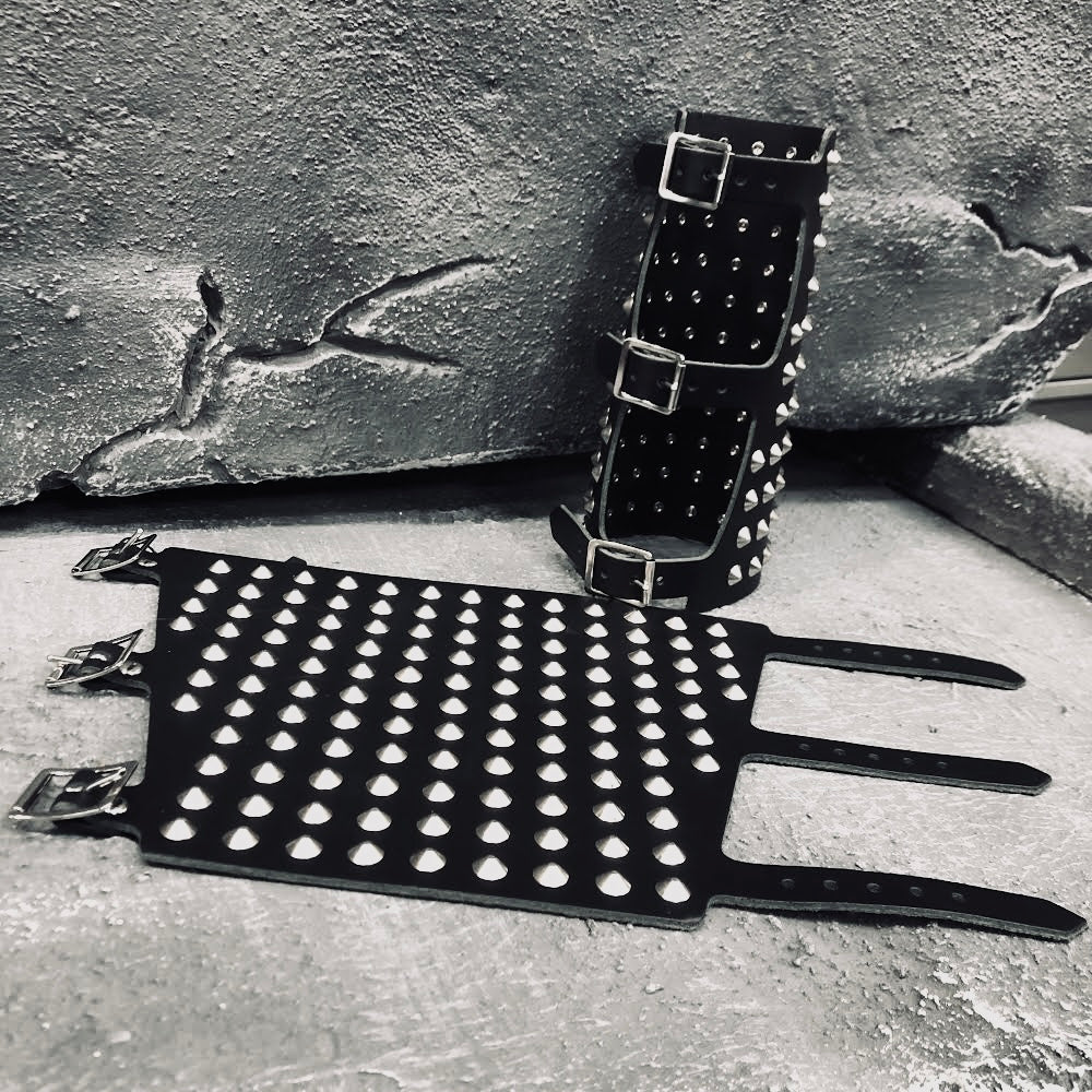 Disarm Leather Spike Gauntlet