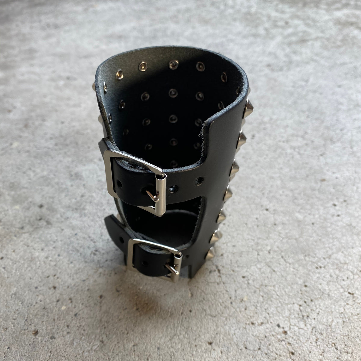 Wards Gauntlet Cone Studs Leather