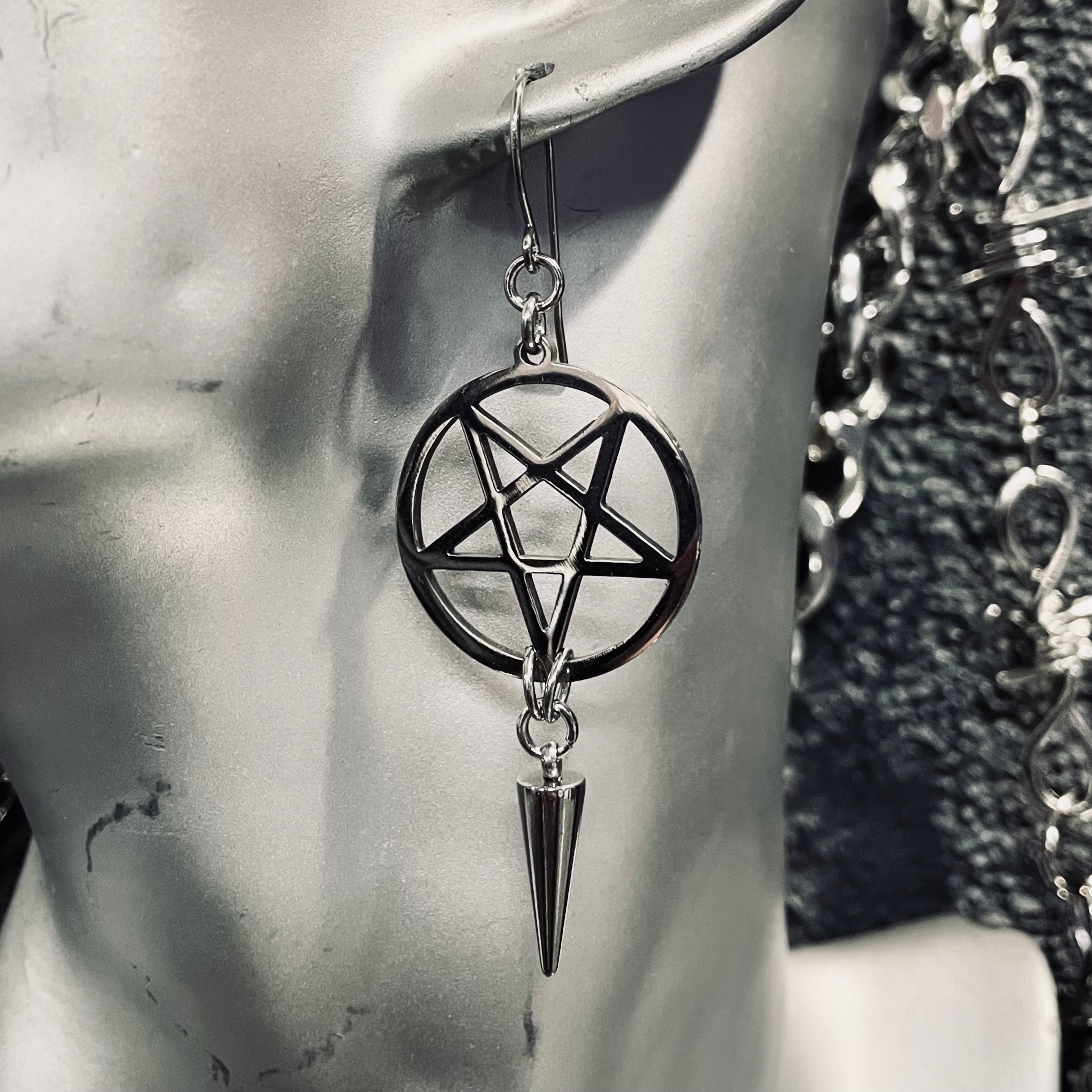 Helvete Pentagram Spike Earrings