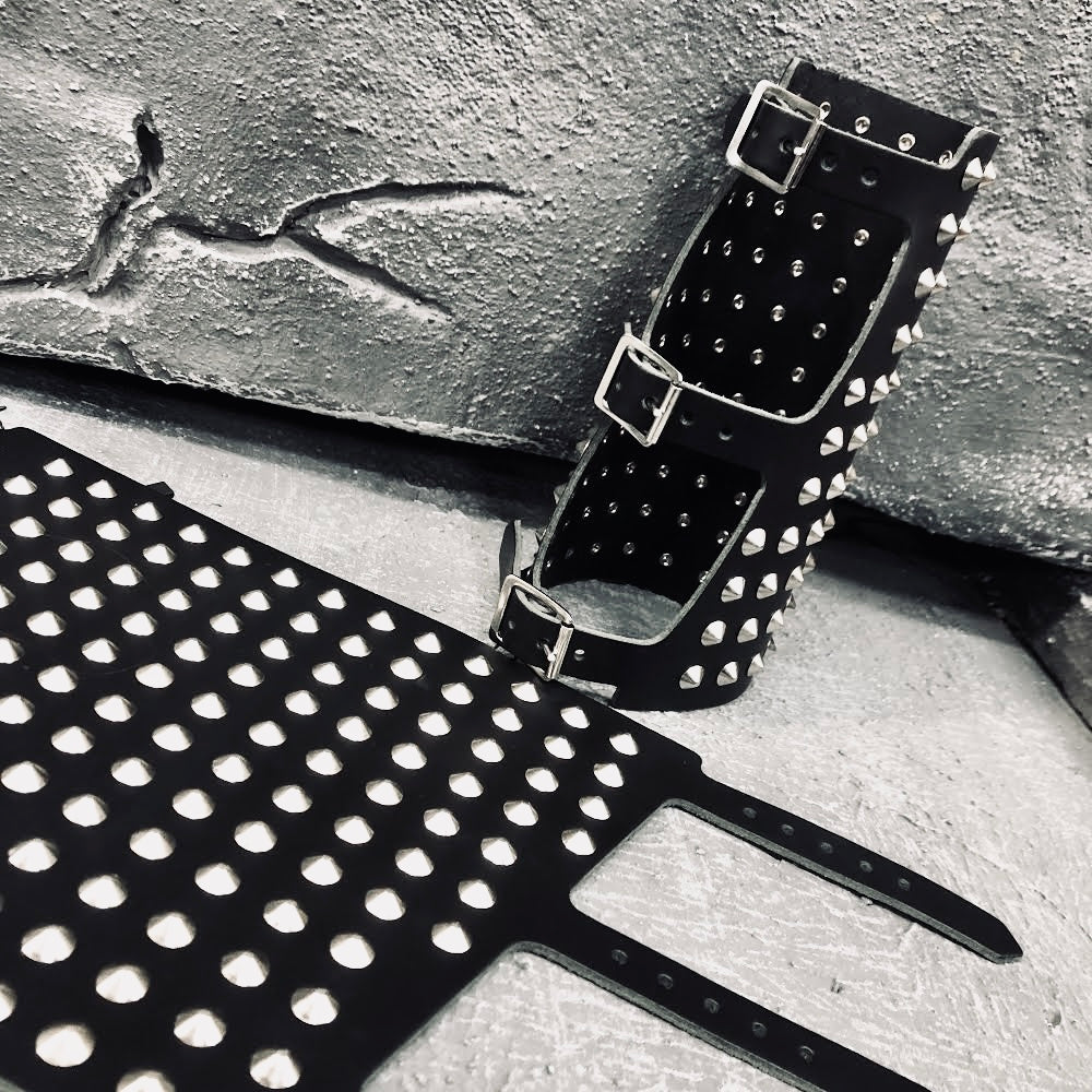 Disarm Leather Spike Gauntlet