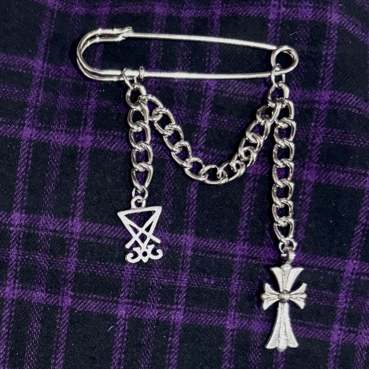 Double Crossed Kilt Pin