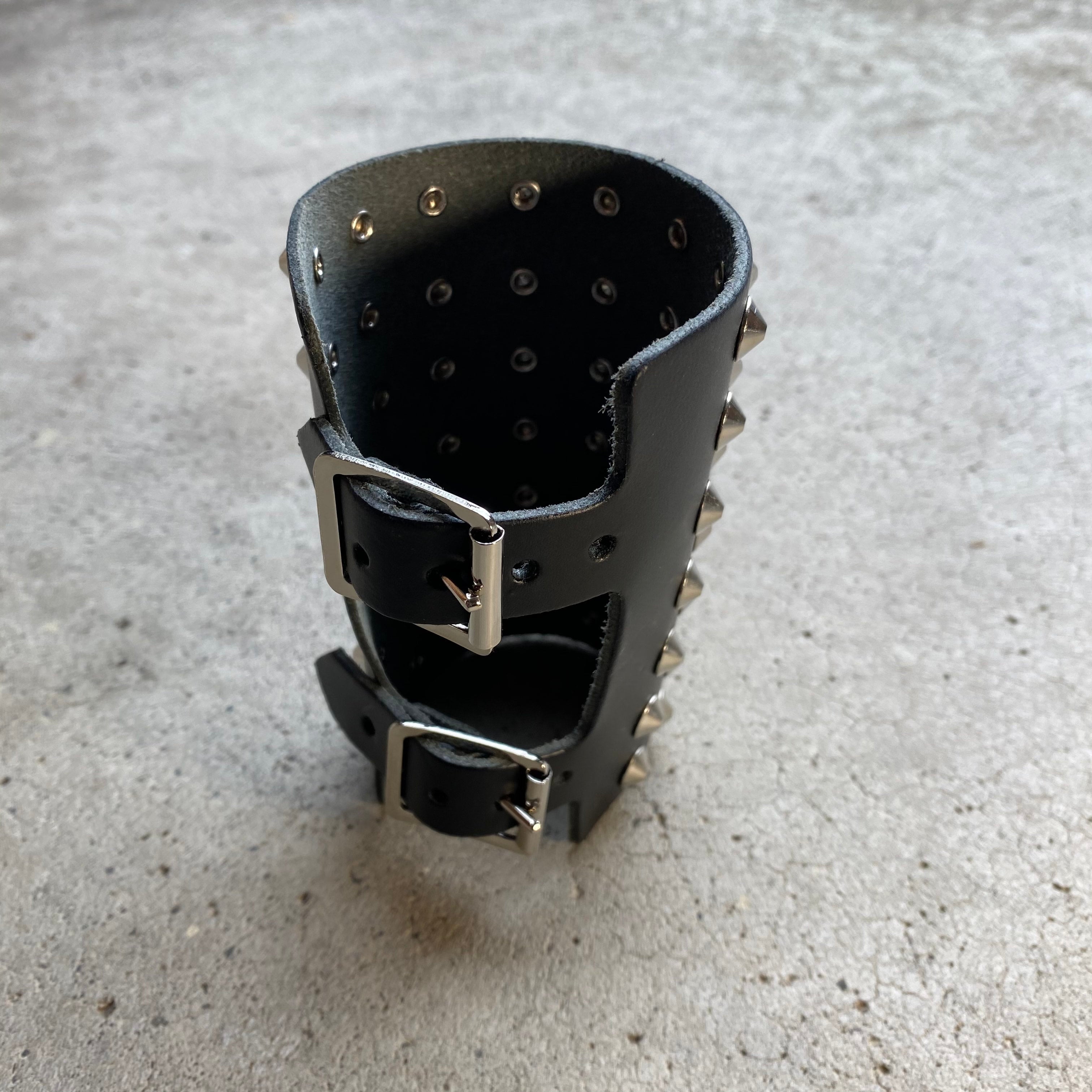 Wards Gauntlet Cone Studs Leather